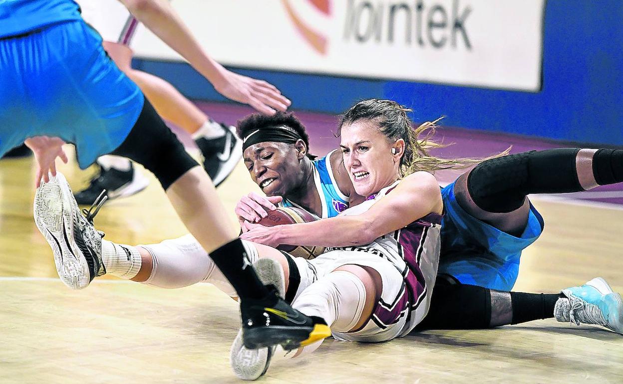 Gaby Ocete lucha por un balón con una rival húngara en un partido de la EuroCup Women disputado en Maloste. 