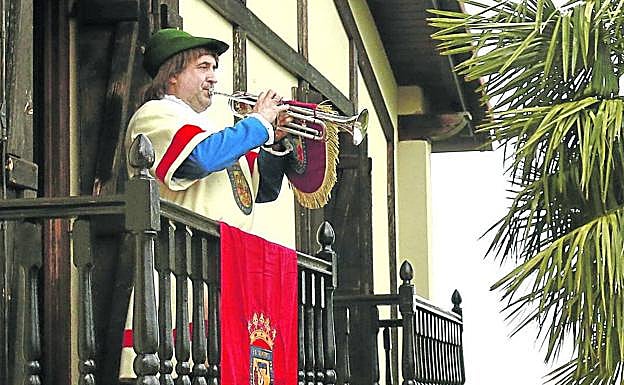 Llamada a fiesta de Mikel Delika desde el balcón de su casa. 