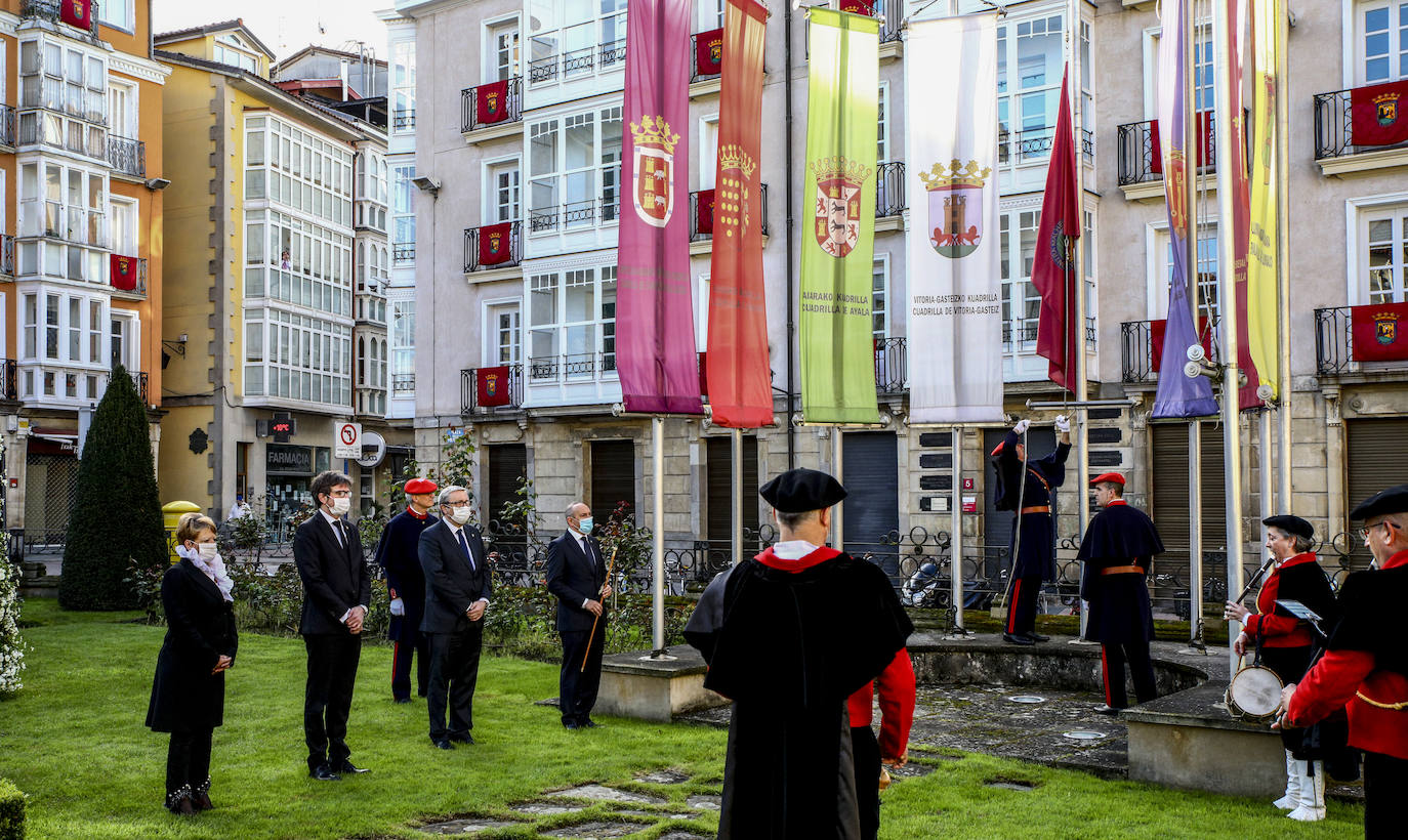 Fotos: Izado de la bandera de Álava