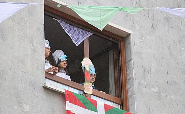 Amurrio también disfrutó de la tamborrada.