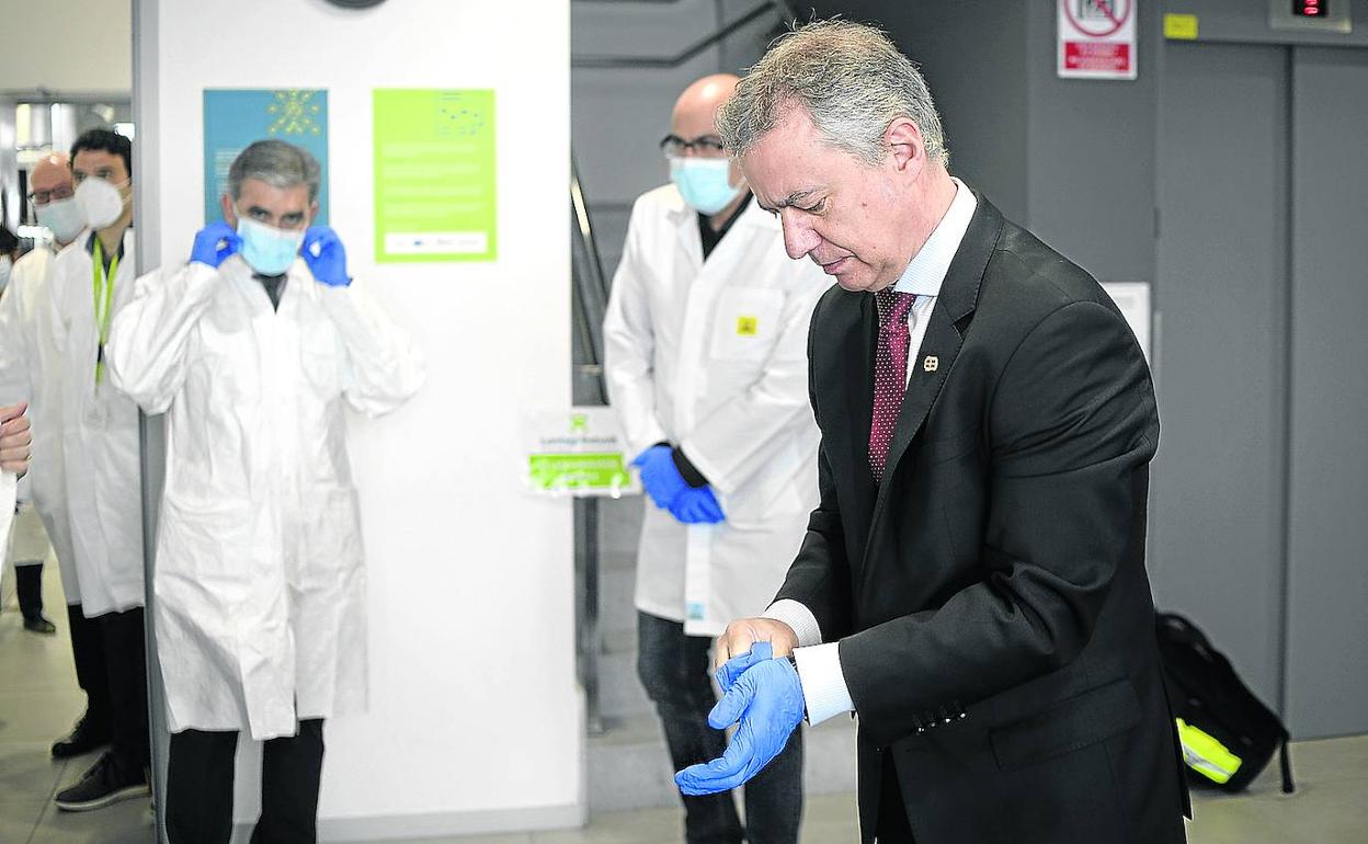 El lehendakari se quita los guantaes tras realizar una visita a las instalaciones de Lantegi Batuak, en Sestao. 