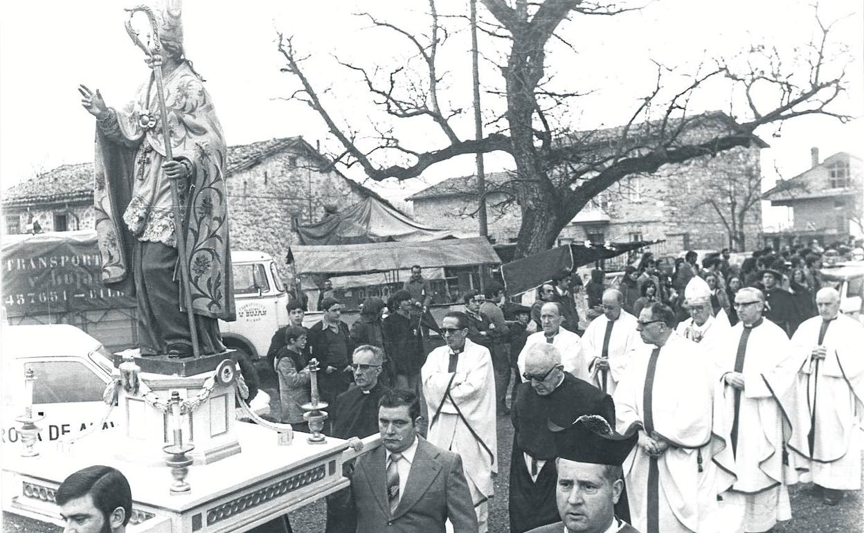 La misa pontifical se oficia en Armentia desde 1966. Antes se celebraba en Santa María. 