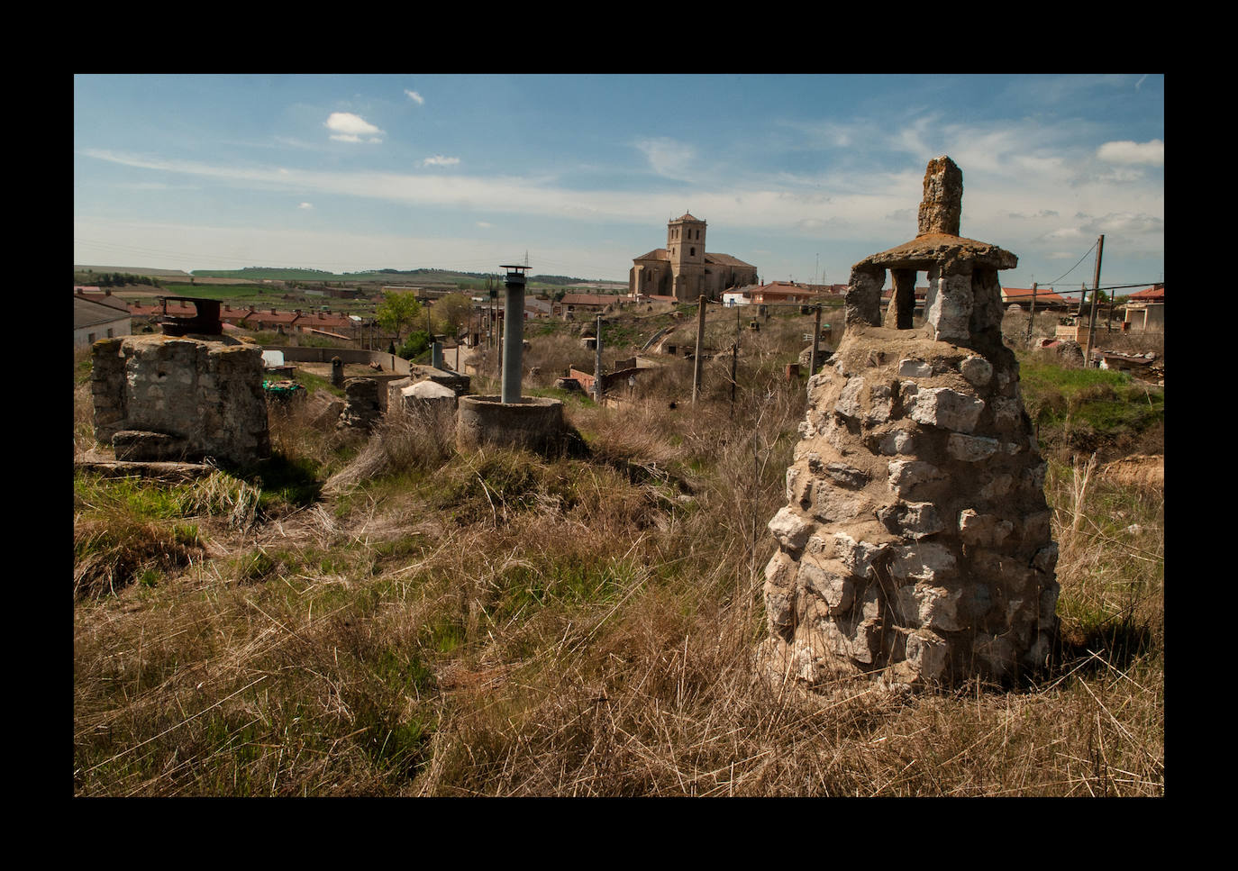 Bodegas en Mucientes, cerca de Fuensaldaña. Estamos en el corazón de la Denominación de Origen Cigales. El subsuelo esconde bodegas donde fermentan algunos de los mejores caldos de la zona, a menudo eclipsados por los vinos de Ribera del Duero. Bajo tierra se esconde un auténtico dédalo de galerías, algunas convertidas en restaurantes. Muy recomendable.