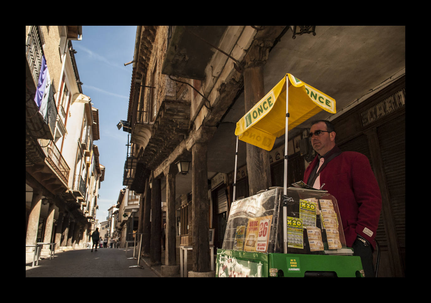 Medina de Rioseco alcanzó su momento de mayor esplendor durante el siglo XVI. Fue entonces cuando se construyeron los cuatro mayores templos, coincidiendo con la salida hacia el Nuevo Mundo que dejaron grandes donativos y herencias a la ciudad y sus parroquias. La población se convirtió asímismo en un centro capital para el comercio de la plata que llegaba de las Indias, lo que explica que se convirtiera también en una de las ferias más importantes del reino. Su casco histórico es una malla de calles angostas, soportales sostenidos por columnas y vigas de madera y balcones cuidados con mimo. 
