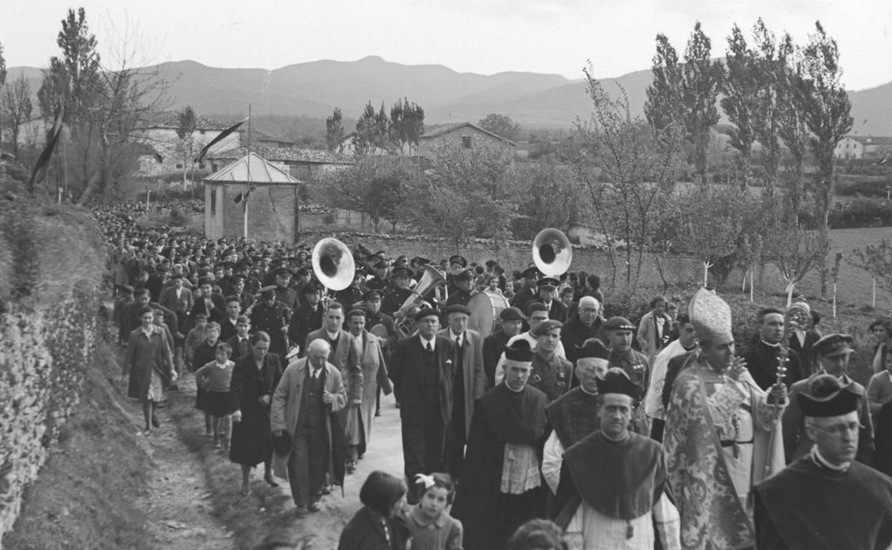 Imagen del día de inauguración de la escultura a San Prudencio, en 1940. 