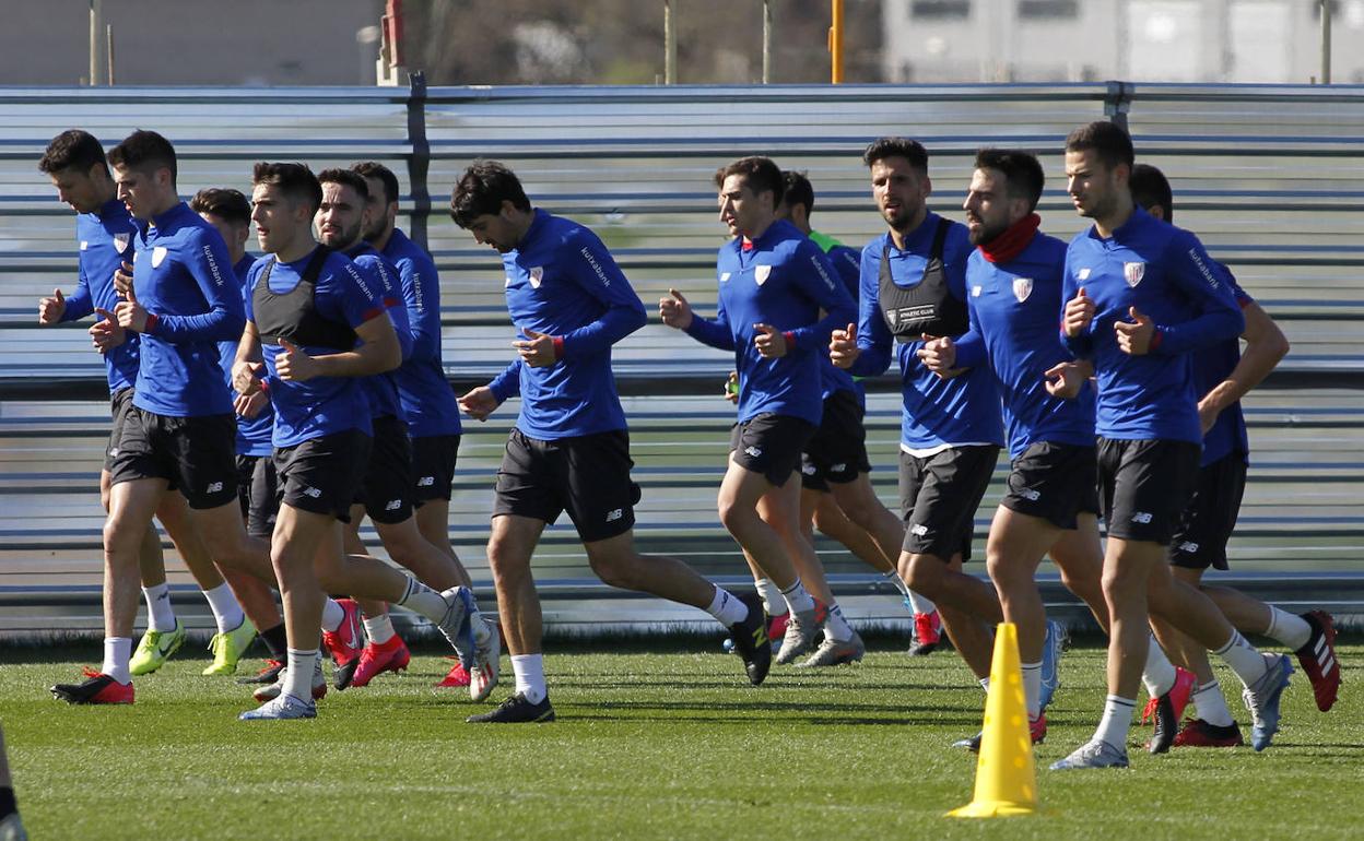 Jugadores del Athletic hacen carrera continua en un entrenamiento de febrero, una imagen que tardará en verse pero que poco a poco va camino de ello.