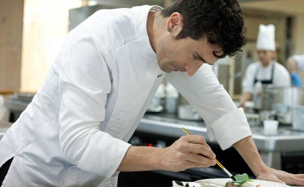 Eneko Atxa, el chef de Azurmendi con tres estrellas Michelin, hablará sobre sencillez y belleza. 