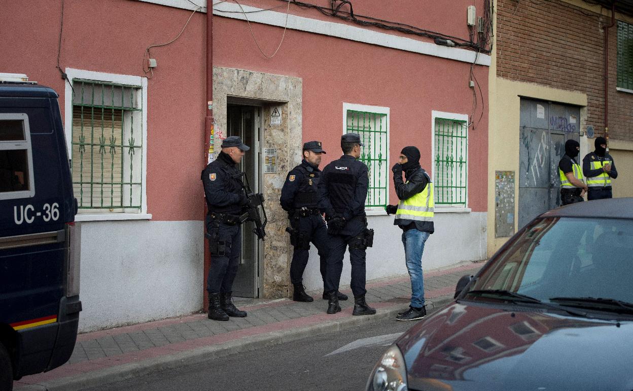 Detenido en Madrid un simpatizante del Dáesh que amenazaba al Rey en Twitter