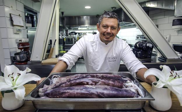 Alvaro Garrido, en la cocina de su restaurante. 