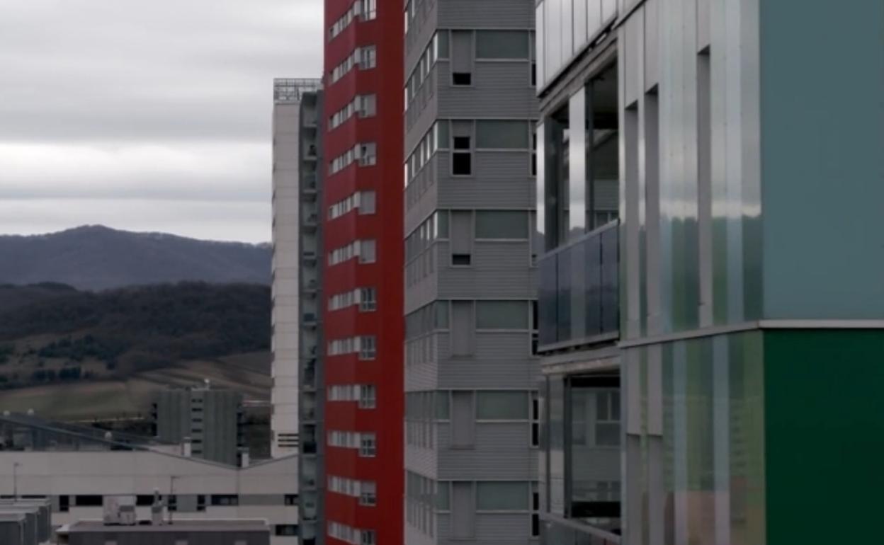 Un fotograma de la película en el que aparecen las cinco torres de Salburua. 