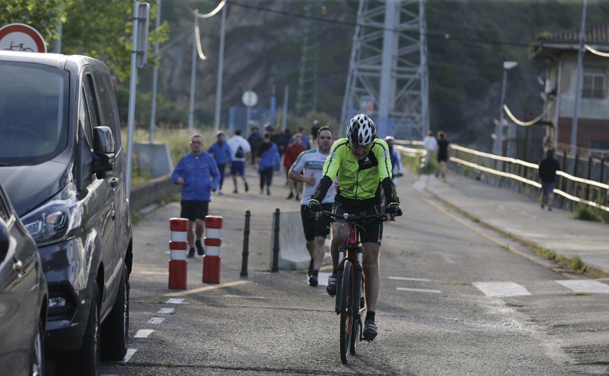 Cicloturistas y corredores disfrutan de su primera mañana sin confinamiento. 