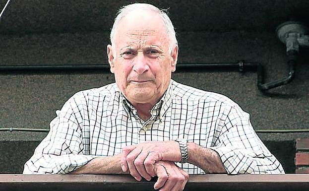 Domingo Charte. Listo para salir de paseo cerca de su casa, en Amurrio, siguiendo las normas «de forma estricta».