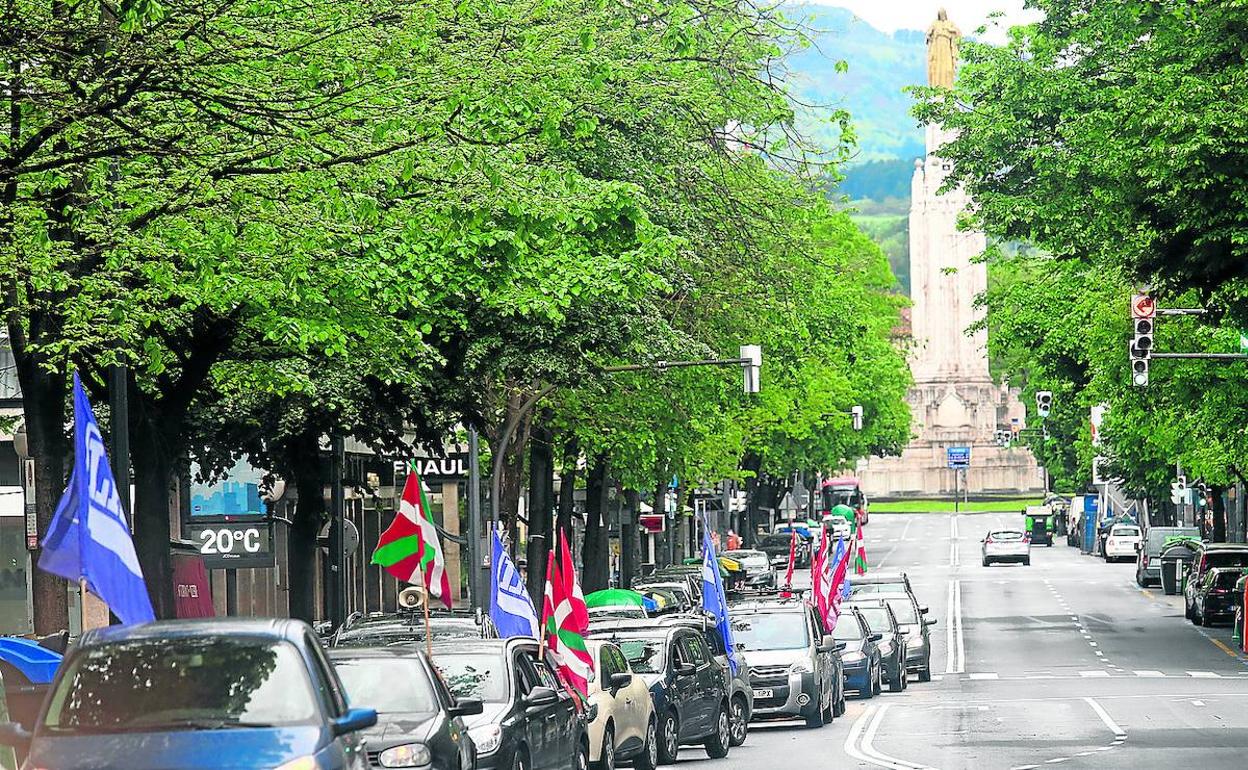 Una caravana del Primero de Mayo de LAB recorrió ayer la Gran Vía de Bilbao.