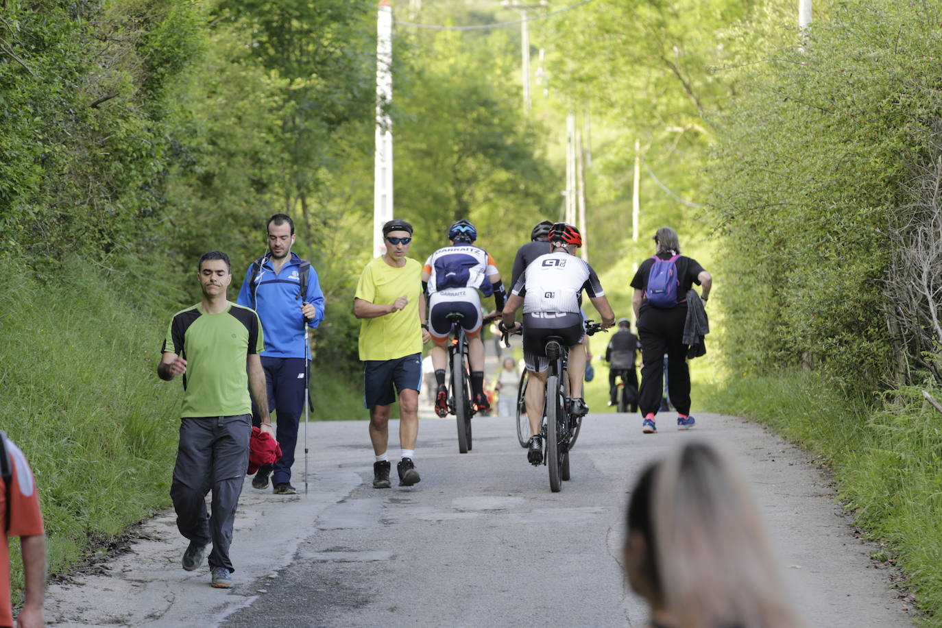 Andando y en bicicleta... El Pagasarri vuelve a acoger montañeros.