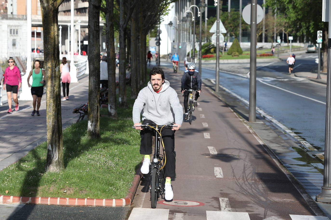 En bicicleta por el bidegorri de Bilbao.