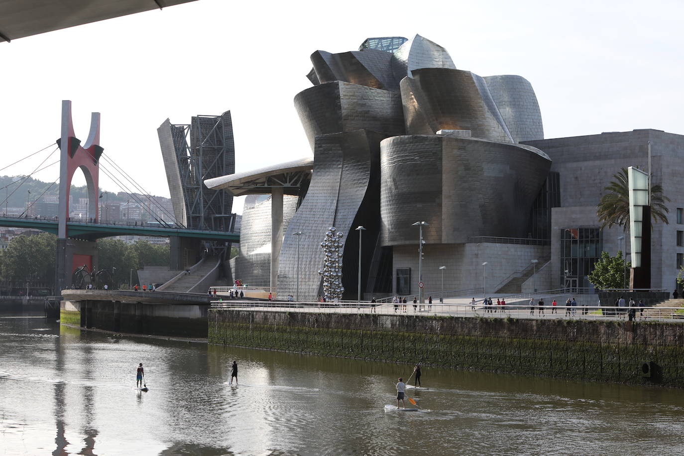 La ría, con el puente de La Salve y el Guggenheim como testigos, acoge a varios deportistas