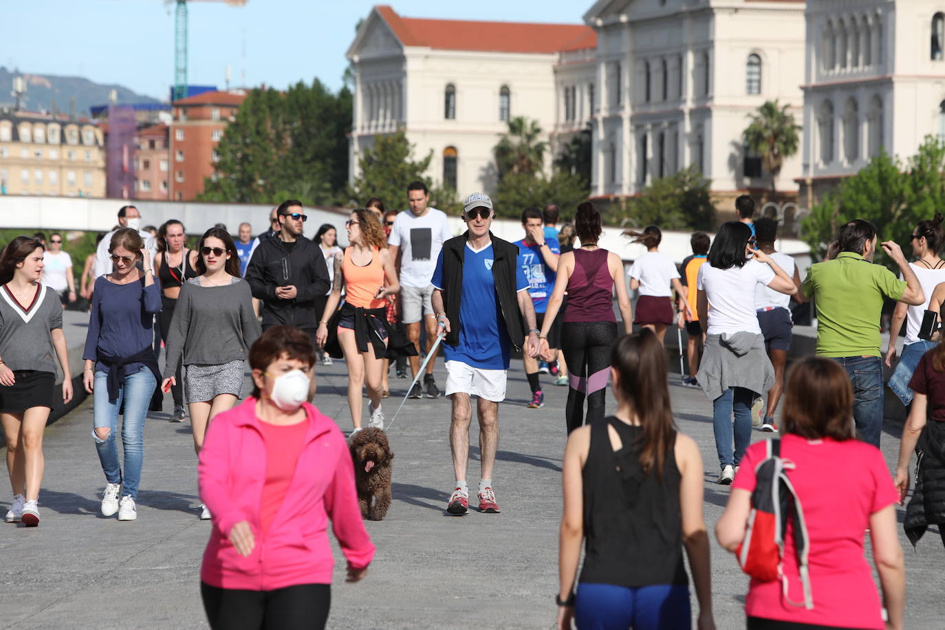 Paseantes, corredores... en Bilbao