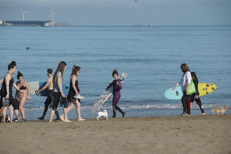 La playa no dista mucho de una jornada típicamente veraniega