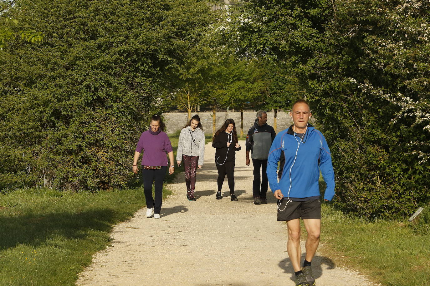 Fotos: Paseos y deporte al sol en Vitoria en el primer primer domingo de desescalada