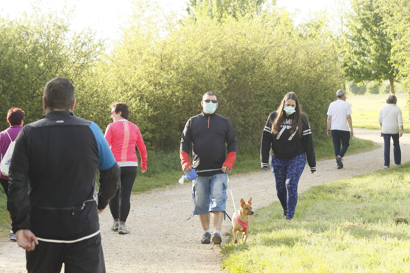 Fotos: Paseos y deporte al sol en Vitoria en el primer primer domingo de desescalada