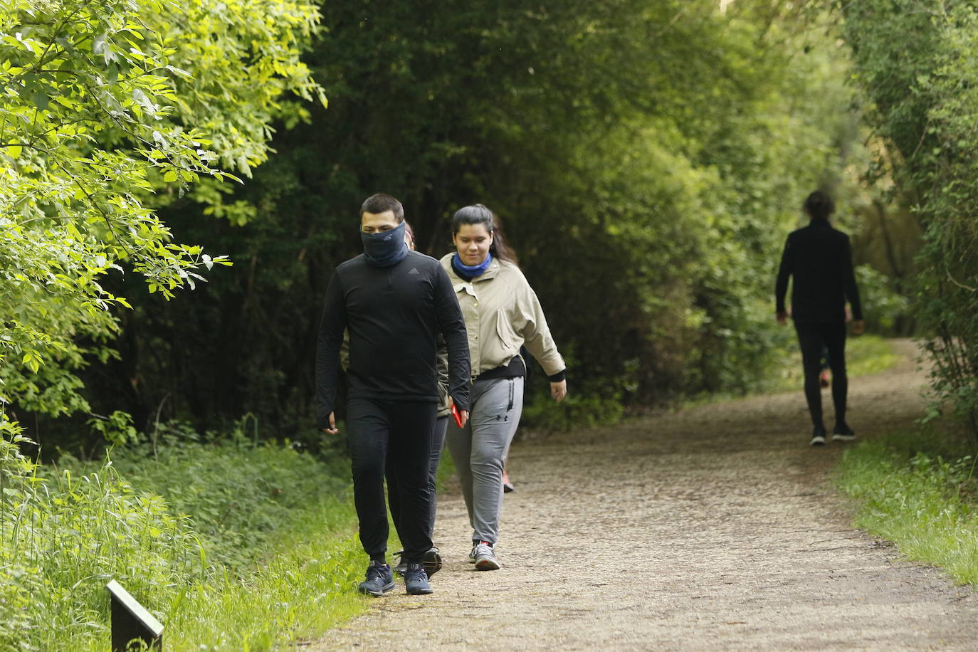 Fotos: Paseos y deporte al sol en Vitoria en el primer primer domingo de desescalada