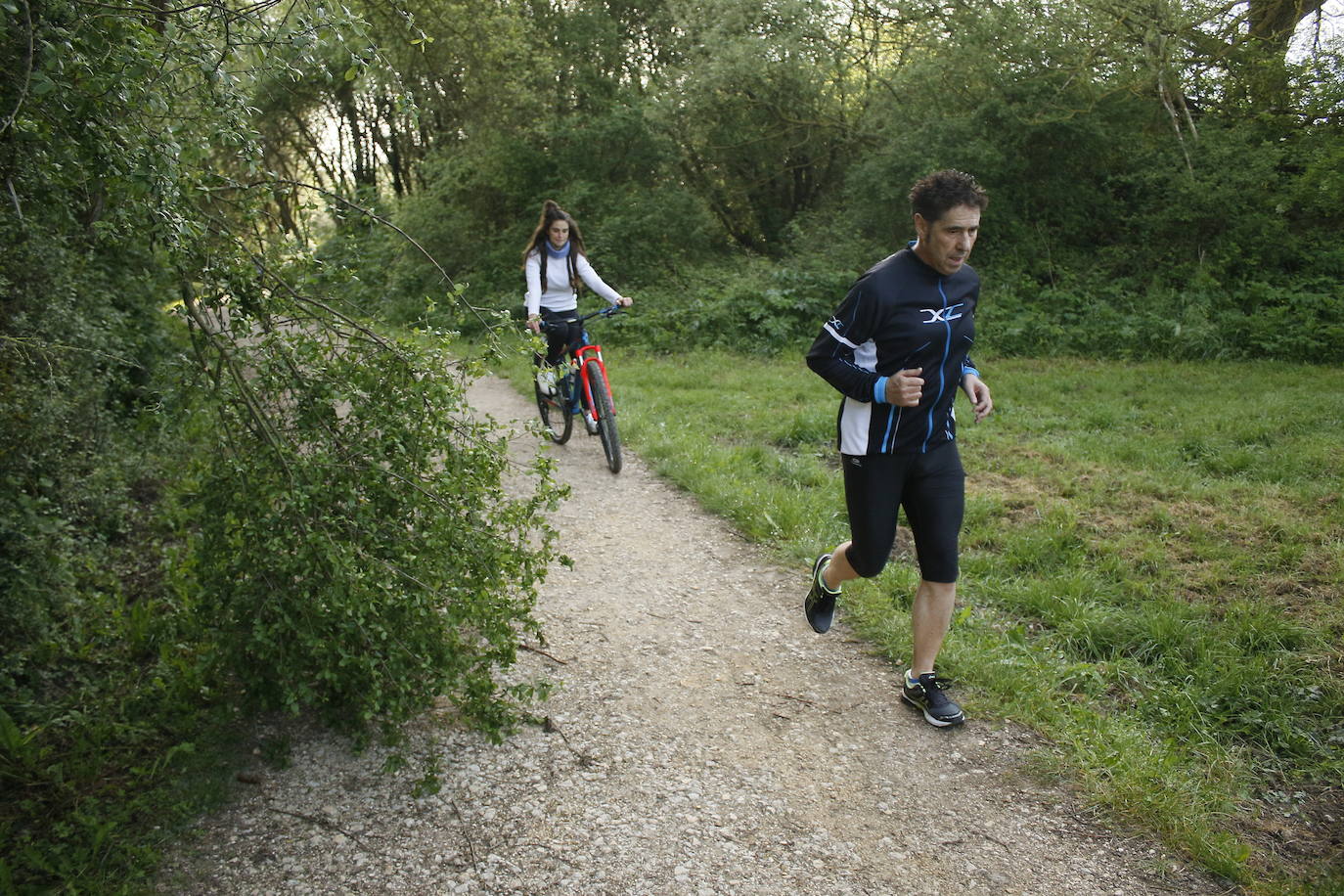 Fotos: Paseos y deporte al sol en Vitoria en el primer primer domingo de desescalada
