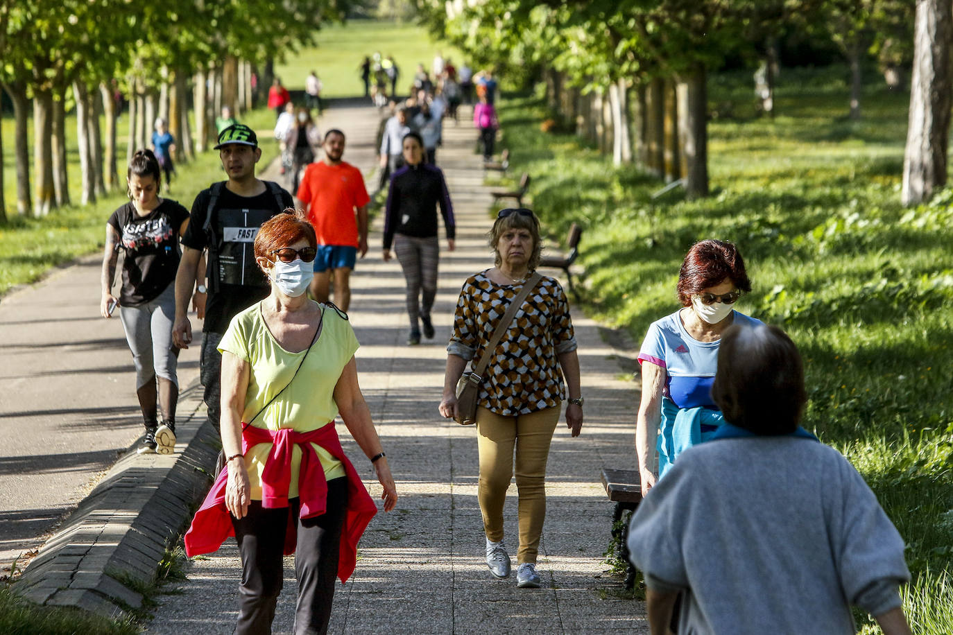 Fotos: Paseos y deporte al sol en Vitoria en el primer primer domingo de desescalada