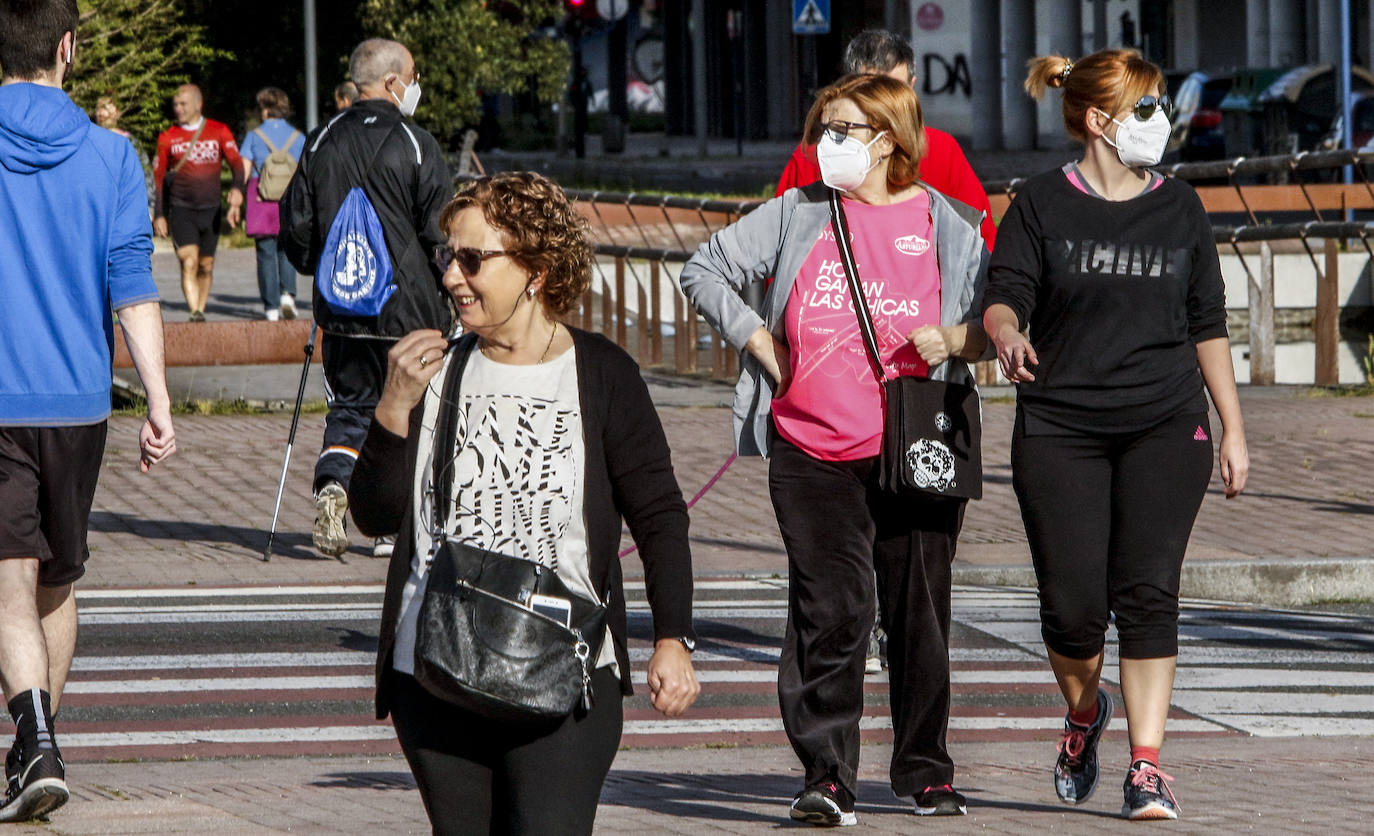 Fotos: Paseos y deporte al sol en Vitoria en el primer primer domingo de desescalada