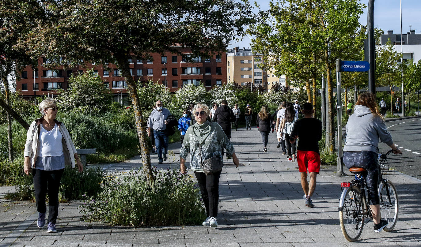 Fotos: Paseos y deporte al sol en Vitoria en el primer primer domingo de desescalada