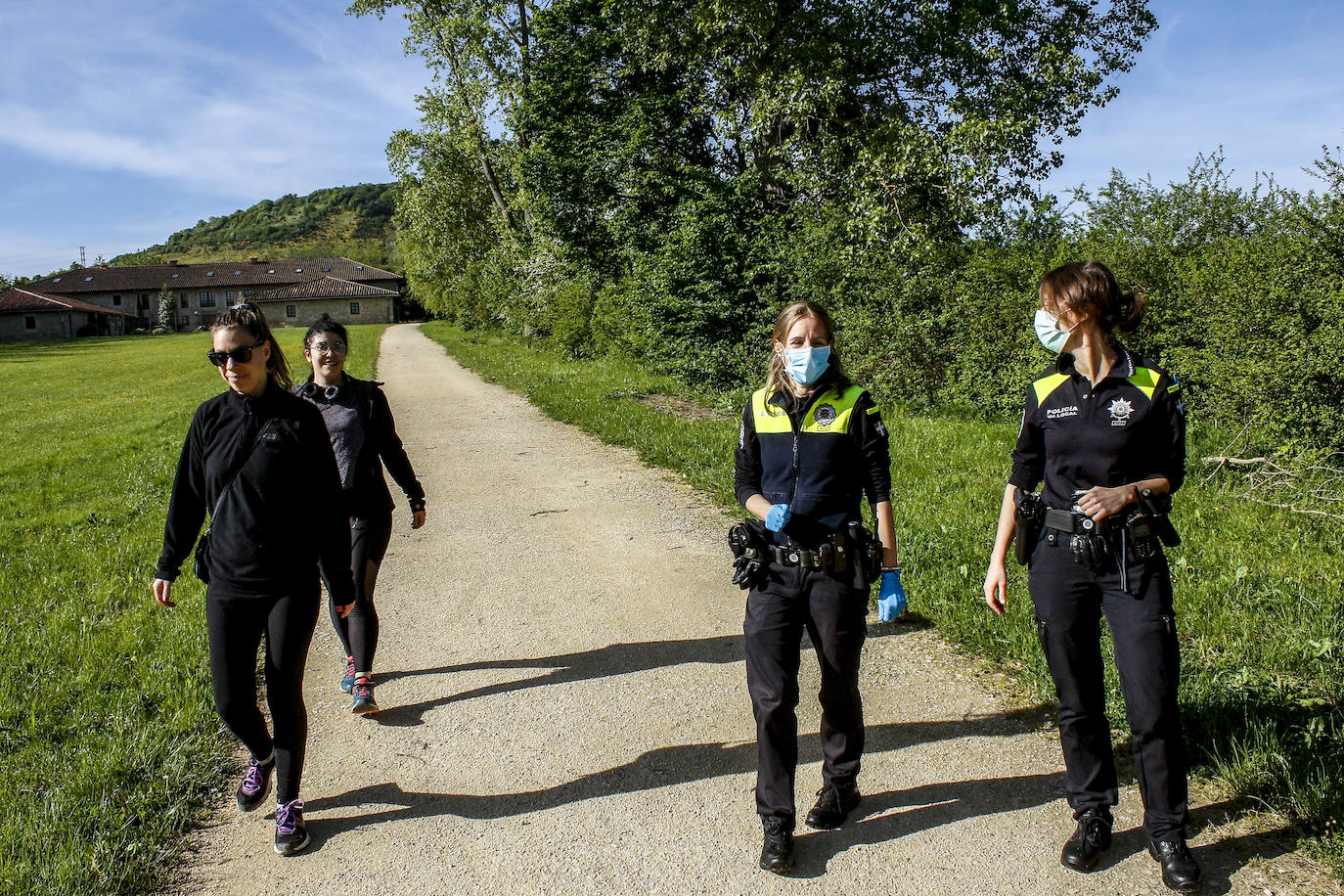 Fotos: Paseos y deporte al sol en Vitoria en el primer primer domingo de desescalada