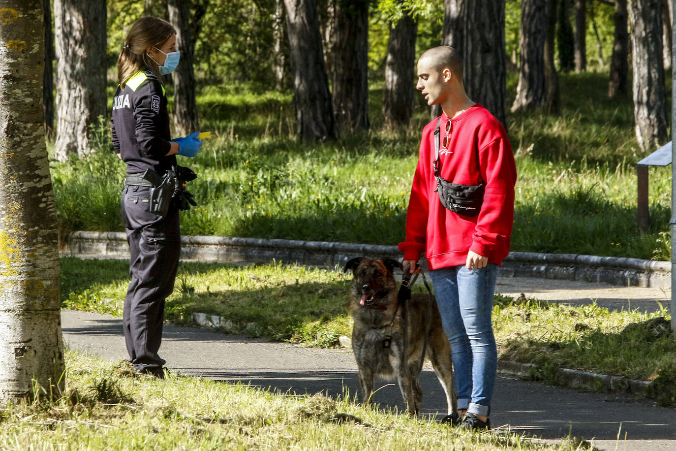 Fotos: Paseos y deporte al sol en Vitoria en el primer primer domingo de desescalada