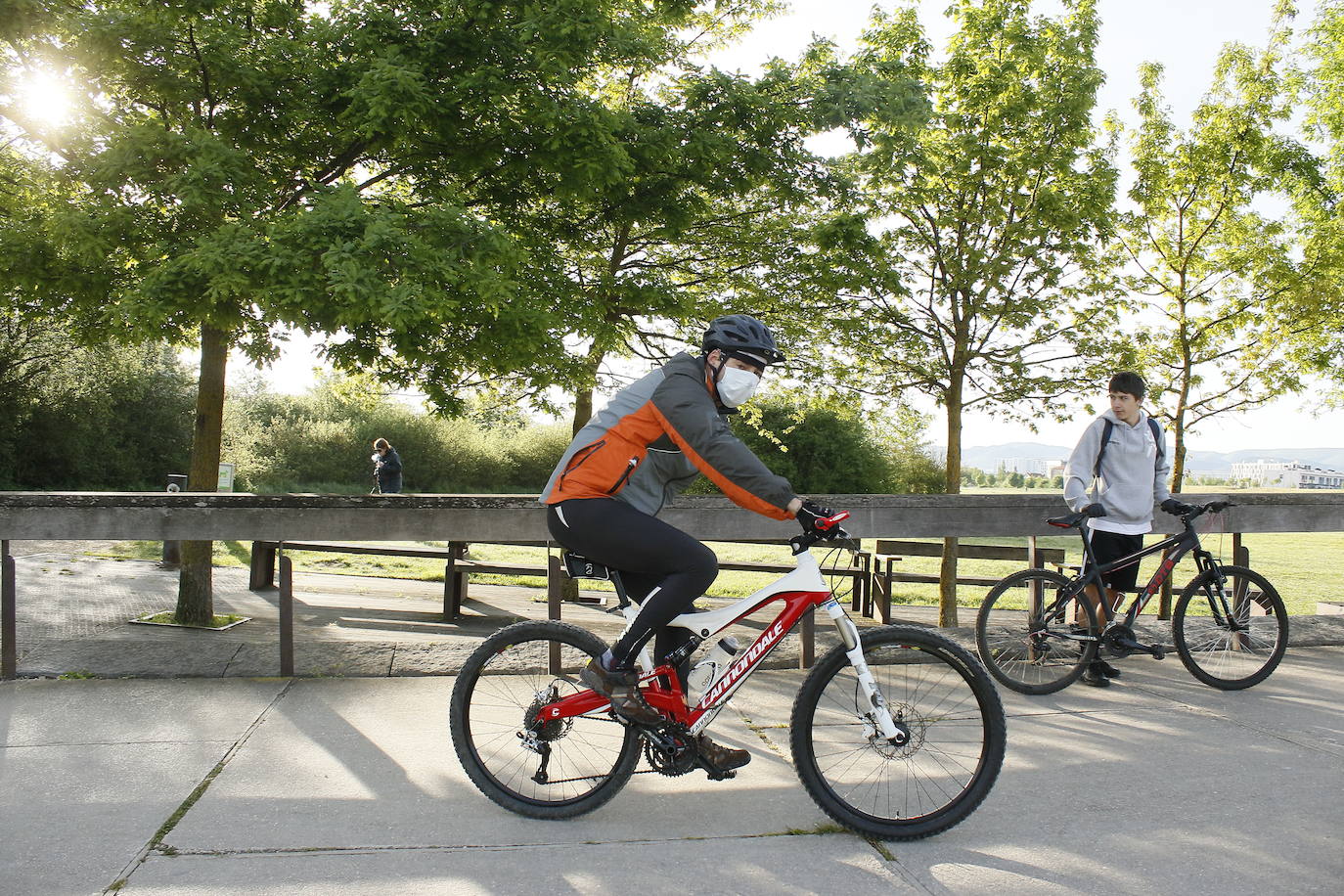 Fotos: Paseos y deporte al sol en Vitoria en el primer primer domingo de desescalada