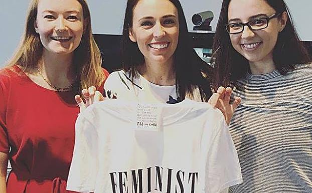 Se describe como socialdemócrata y feminista. 