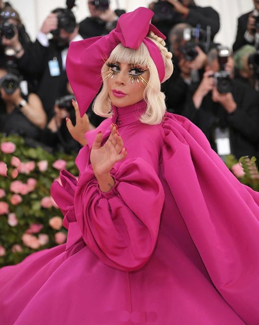 Si hay una imagen histórica de la Gala MET esa es la de Lady Gaga en el año 2019. La temática de la última edición fue “Camp: Notes on Fashion” y a su paso por la alfombra roja la cantante, que fue una de las anfitrionas, hizo un total de 4 cambios de look hasta quedarse en ropa interior. Llegó con un vestido fucsia, voluminoso, con capa y mangas XL de Brandon Maxwell.