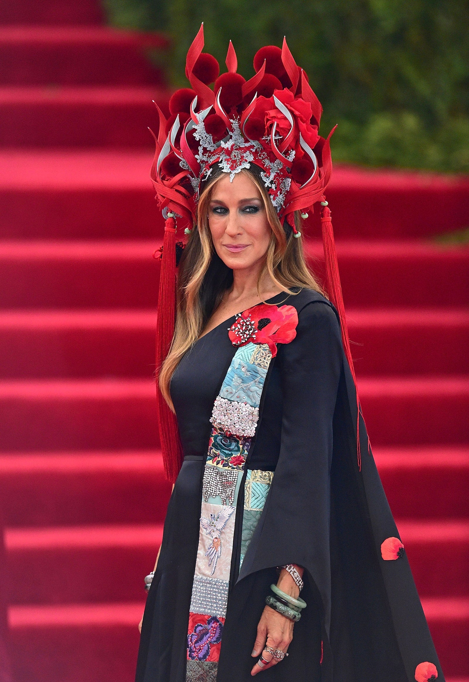 También en 2015, año en el que se rendía homenaje a la cultura oriental bajo el título “China a través del espejo”, la actriz Sara Jessica Parker eligió un voluptuoso tocado del prestigioso sombrerero inglés Philp Treacy que suscitó una oleada irrefrenable de memes en las redes sociales. En contraposición y aunque no lo parezca, su vestido era de H&M y fue confeccionado especialmente para ella.