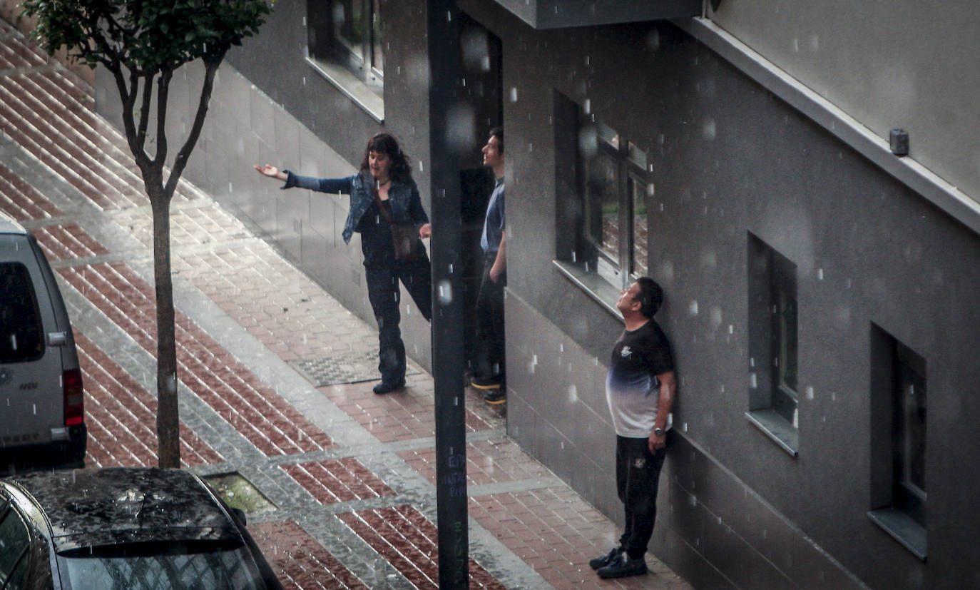 Fotos: Después del calor llega la tormenta a Vitoria