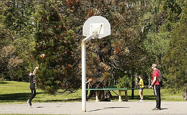 Imagen principal - Algunas de las estampas vividas el domingo, la segunda jornada de la desescalada. 