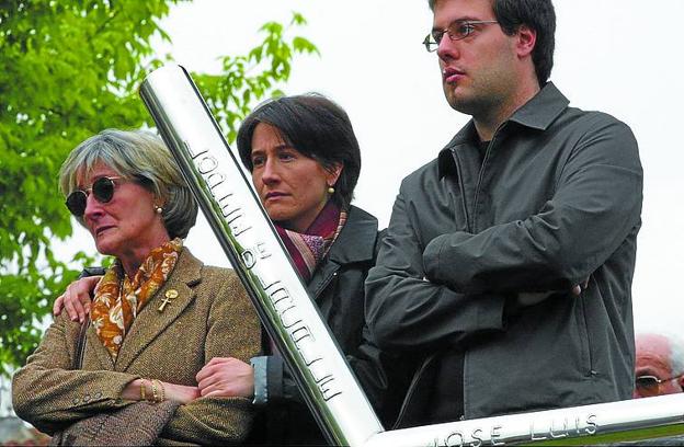 Mari Paz Artolazabal y sus hijos Aitziber y Alain, en el parque López de Lacalle. 