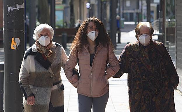 Imagen principal - Cientos de vecinos aprovecharon los rayos de sol. 