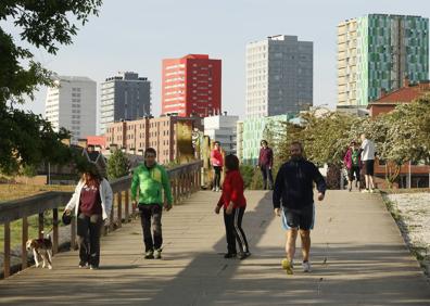 Imagen secundaria 1 - Cientos de vecinos aprovecharon los rayos de sol. 