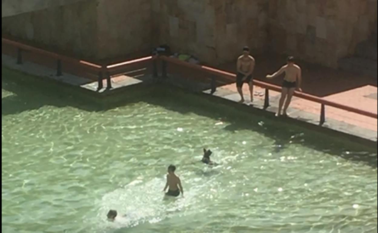 Jóvenes bañándose el sábado en Amezola. 