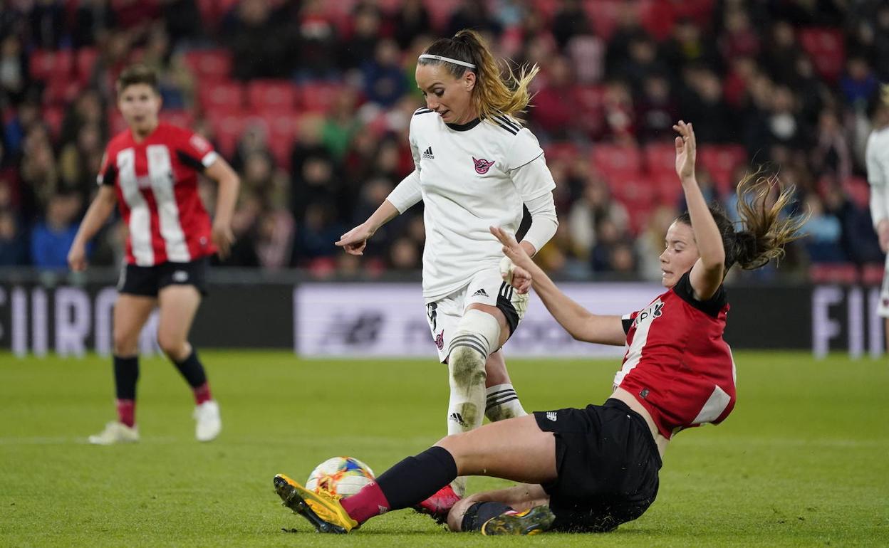 Damaris Egurrola tratando de arrebatarle el balón a una jugadora del Tacón. 