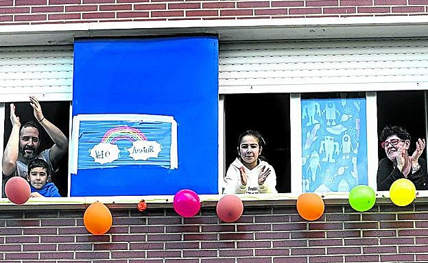 Homenaje entre arco iris en Vitoria.