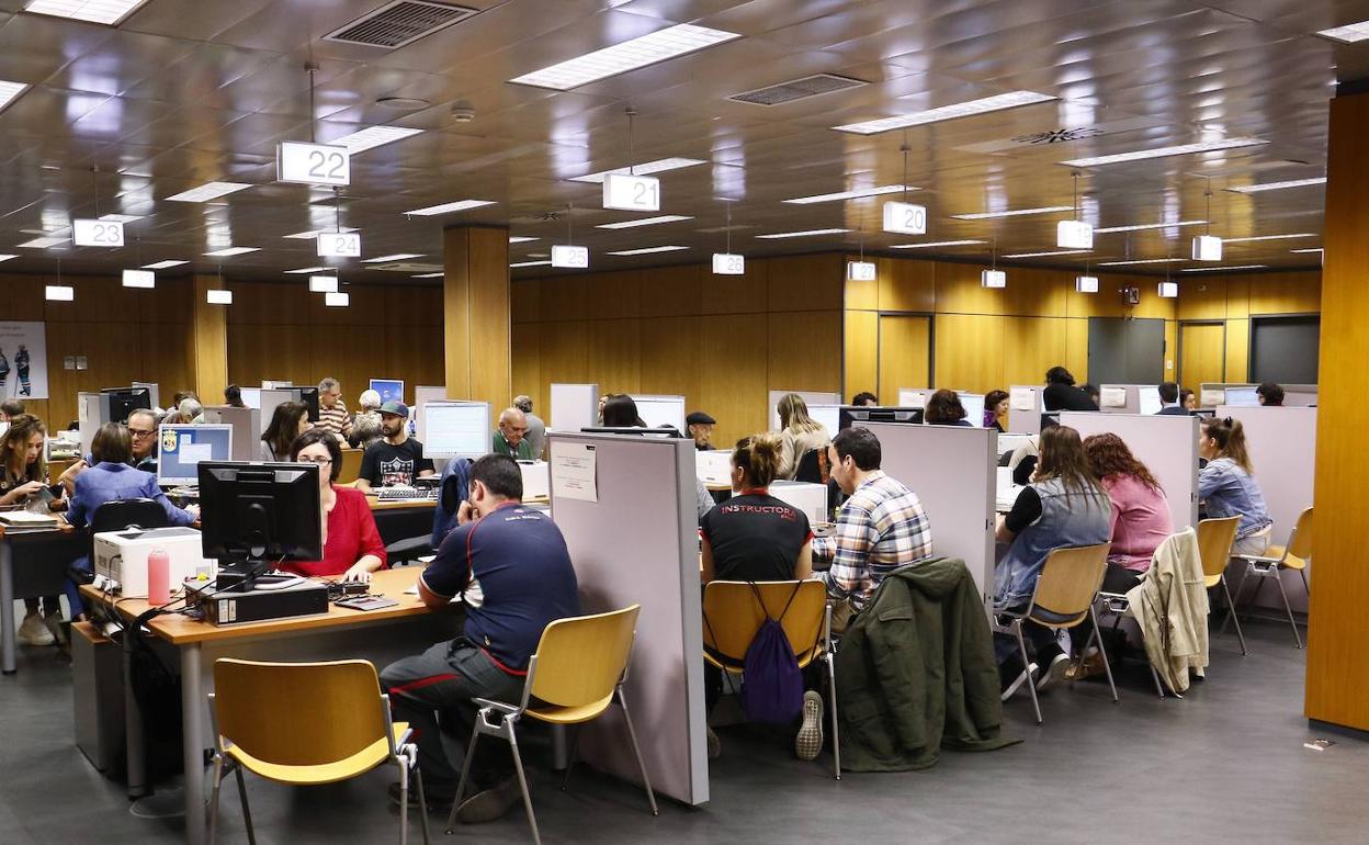 Ciudadanos, en las oficinas de la Hacienda foral durante la campaña de la renta de 2018.