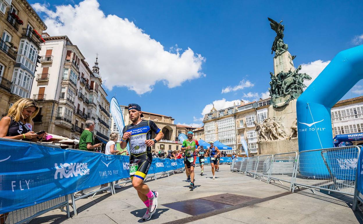 Participantes a su paso por la Virgen Blanca en la pasada edición.