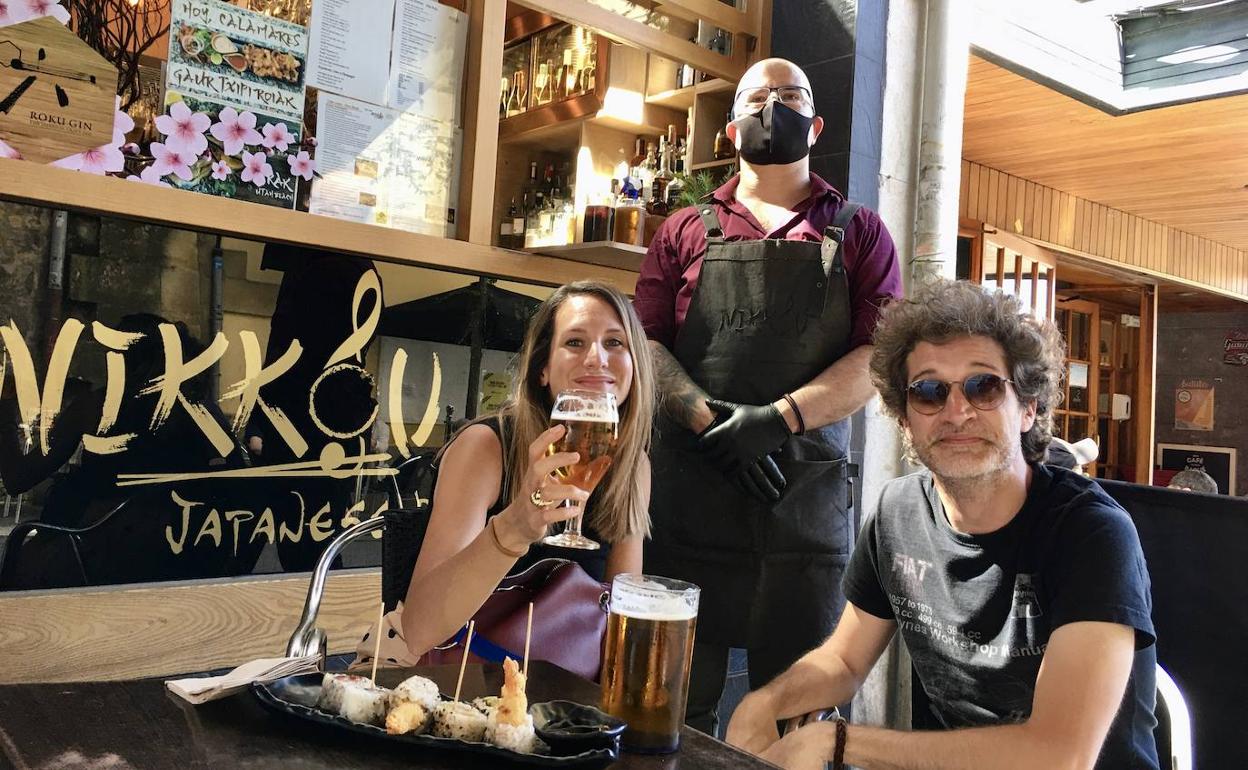 Disfrutando de nuestra primera cerveza con Andrea, sommelier y bartender del establecimiento.