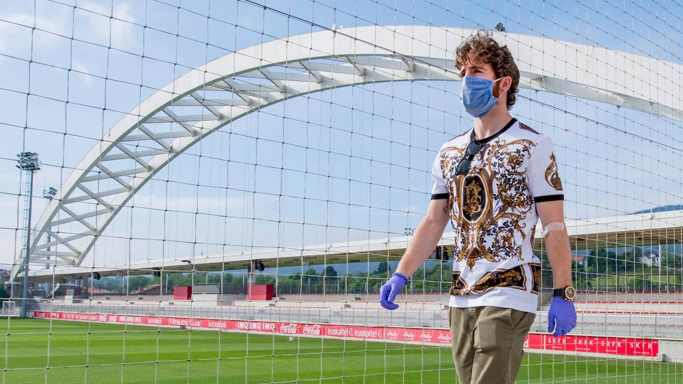 Muniain, protegido con guantes y mascarillas en Lezama.