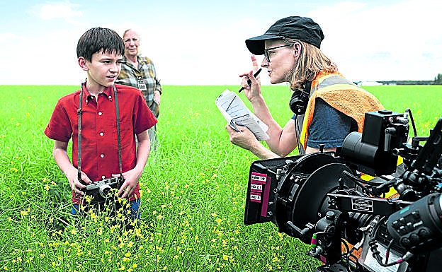 Jodie Foster da instrucciones a uno de los intérpretes de la serie 'Tales from the Loop'.