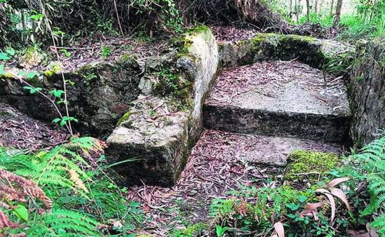 Restos de uno de los nidos de ametralladora del Cinturón de Hierro en Urduliz.