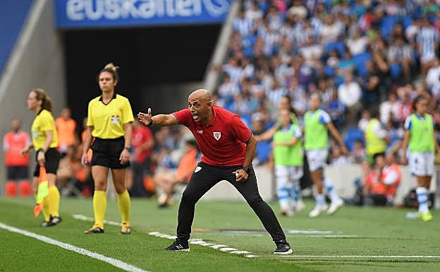 El técnico Ángel Villacampa recaló en Lezama el verano pasado con la ambición por bandera. 